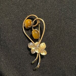 Vintage Signed Wells Tiger Eye 14K Gold Filled Grape Vine Design Brooch